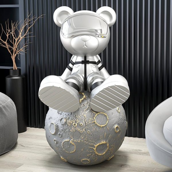 Tượng gấu ngồi trên hành tinh