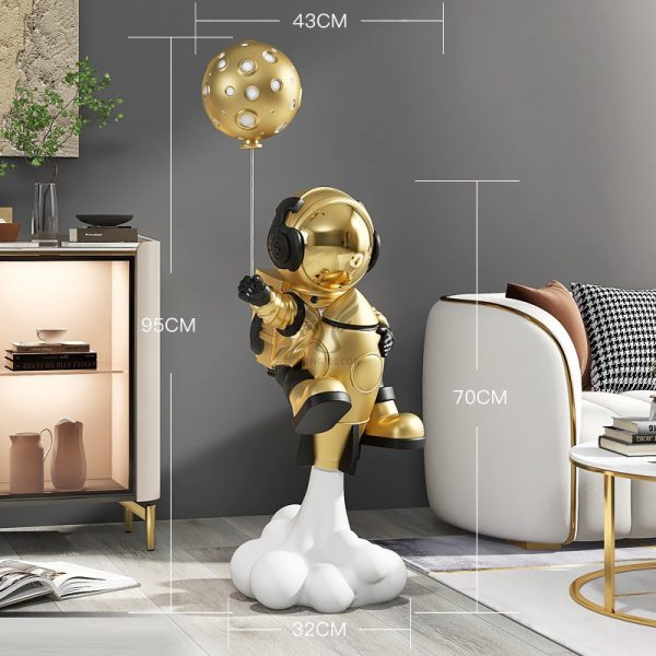 Tượng phi hành gia cưỡi tên lửa