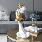 Tượng phi hành gia nhí ôm tên lửa