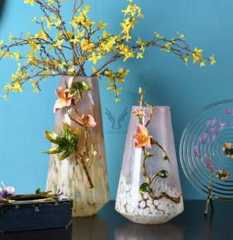 Bình hoa thủy tinh trang trí phòng nghệ thuật hiện đại